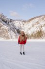 Frau am Wintertag in Schal gehüllt — Stockfoto
