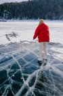 Visão traseira da Mulher patinando no rio congelado — Fotografia de Stock