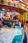 Glücklicher Junge reitet Karussell auf Festplatz — Stockfoto