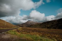 Landschaft des Herbsttales zwischen Hügeln mit Feldwegen und Stromleitungen — Stockfoto