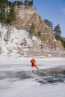 Женщина катается на коньках по замерзшей реке — стоковое фото