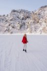Femme congelée enveloppée dans une écharpe le jour d'hiver — Photo de stock