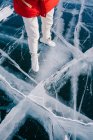 Abgeschnittenes Bild einer Frau, die auf zugefrorenem Fluss Schlittschuh läuft — Stockfoto