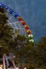 Ruota panoramica nel parco divertimenti — Foto stock