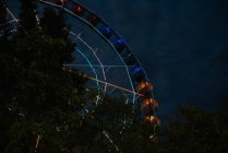 Ferris roue dans le parc d'attractions — Photo de stock