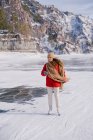 Femme patinant sur la rivière gelée — Photo de stock
