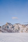 Зимовий пейзаж зі сніговими скелями та блакитним небом — стокове фото