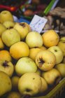 Fique cheio de maçãs verdes orgânicas maduras no mercado ao ar livre dos agricultores — Fotografia de Stock