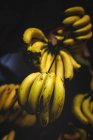 Stand lleno de plátanos orgánicos maduros en el mercado de agricultores al aire libre - foto de stock