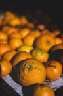 Стенд полный спелых органических апельсинов на открытом рынке фермеров — стоковое фото