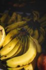 Stand voller reifer Bio-Bananen auf Bauernmarkt — Stockfoto