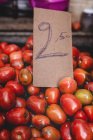 Stand voller reifer Bio-Tomaten mit Preisschild auf Bauernmarkt — Stockfoto