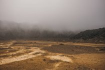Terreno roccioso con cielo nuvoloso a Tongariro in Nuova Zelanda — Foto stock