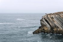 Formations rocheuses dans l'île de Baleal sur la côte atlantique par une journée brumeuse. Peniche, Portugal — Photo de stock