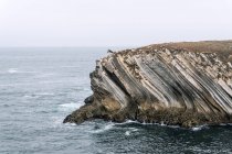 Felsformationen auf der Insel Baleal an der Atlantikküste an einem nebligen Tag. Peniche, Portugal — Stockfoto