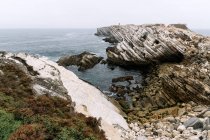 Formations rocheuses dans l'île de Baleal sur la côte atlantique par une journée brumeuse. Peniche, Portugal — Photo de stock