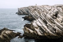 Formazioni rocciose nell'isola di Baleal sulla costa atlantica in una giornata nebbiosa. Peniche, Portogallo — Foto stock