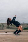 Жіноча хіп-хоп танцівниця в активному носінні вражає позу на відкритому повітрі — стокове фото