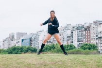 Спортсменка практикует йогу на газоне — стоковое фото