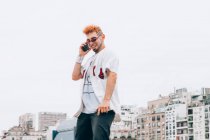 Contemporâneo adolescente masculino em casual moda desgaste chamando no smartphone — Fotografia de Stock