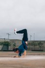 Gekonnter Breakdance beim Handstand während der Bewegung — Stockfoto
