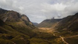 Maravilloso paisaje de tierras altas bajo exuberantes nubes dramáticas en Escocia - foto de stock