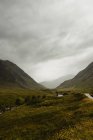 Wonderful scenery of highland under lush dramatic clouds in Scotland — Stock Photo