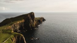 З - над чудових краєвидів дороги, що ведуть через скелястий берег, до маяка проти мирного узбережжя Шотландії. — стокове фото