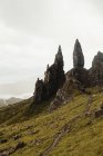 Прекрасный пейзаж высокогорья под пышными драматическими облаками в Шотландии — стоковое фото