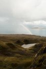 Maravilloso paisaje de tierras altas bajo exuberantes nubes dramáticas en Escocia - foto de stock