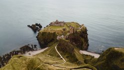 Скелясте узбережжя серед спокійної морської води в сонячний день в Шотландії. — стокове фото