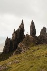 Wunderbare Landschaft des Hochlandes unter üppigen, dramatischen Wolken in Schottland — Stockfoto