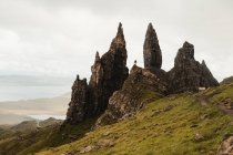 Maravilhoso cenário das terras altas sob exuberantes nuvens dramáticas na Escócia — Fotografia de Stock