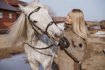 Femme chaude avec cheval gris à l'extérieur — Photo de stock