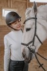 Jinete con caballo gris manzana en arena redonda - foto de stock