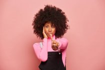 Ernsthafte Afroamerikanerin zeigt keine Geste — Stockfoto
