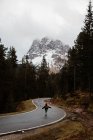 Einsamer Reisender inmitten von Kiefernwäldern in der Nähe großer Klippen — Stockfoto