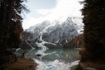 Hermoso lago y montañas - foto de stock
