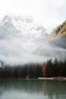 Lac près des montagnes — Photo de stock