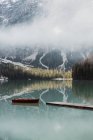 Beau lac avec vanter avec des montagnes derrière — Photo de stock