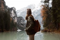 Woman delighting in views near lake and mountains — Stock Photo