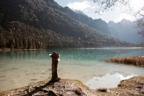 Lago perto de montanhas — Fotografia de Stock