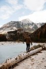 Homme jouissant de vues près du lac et des montagnes — Photo de stock