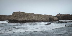 Grandes piedras en la costa del océano en un ambiente tormentoso en Ballintoy - foto de stock