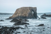 Большие камни на берегу океана в бурной обстановке в Баллинтое — стоковое фото
