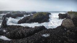 Grandes pedras no oceano à beira-mar em ambiente tempestuoso em Ballintoy — Fotografia de Stock