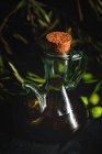 Aceite de oliva virgen extra español fresco con aceitunas y rama de olivo vieja sobre fondo oscuro Alimentación saludable Dieta mediterránea. Vegano. Vegetariano - foto de stock
