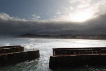 Каменная волна с бушующим морем в облачную погоду — стоковое фото
