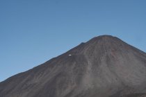 Montanha solitária sombria pico sob céu azul, Vulcão Antuco, Chile — Fotografia de Stock