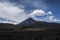 Montanha solitária sombria sob céu nublado no vale rochoso, Vulcão Antuco, Chile — Fotografia de Stock